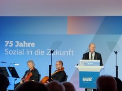 Kanzler Olaf Scholz am Pult. Klick öffnet eine vergrößerte Ansicht.