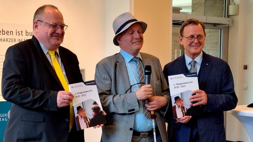 Landtagsvize D. Bergner, TLMB J. Leibiger und Ministerpräsident B. Ramelow halten Exemplare des Tätigkeitsberichts in den Händen 