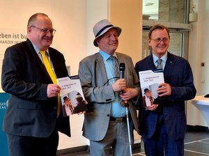 Landtagsvize D. Bergner, TLMB Leibiger und Ministerpräsident B. Ramelow mit Exemplaren des Berichts. Klick öffnet eine vergrößerte Ansicht.