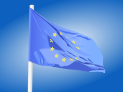 wehende EU-Flagge mit Sternenkreis. Klick öffnet eine vergrößerte Ansicht.