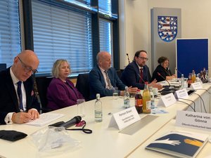 Präsidium der Veranstaltung im Thüringer Landtag mit Hermann Binkert, Insa Consulere, TLMB Joachim Leibiger, Landtagspräsident Dr. König sowie Birgit Tscherner, AGSV . Klick öffnet eine vergrößerte Ansicht.