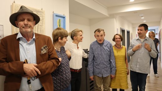 Gruppenbild von der Eröffnungfeier in den Räumen des TLMB, Joachim Leibiger mit Geschäftsführerin Grit Kersten und Christine Klemm vom Saale Betreuungswerk der Lebenshilfe und den Künstlern mit Behinderung