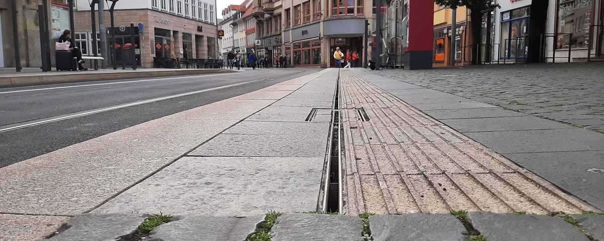 Leitstreifen an Erfurter Straßenbahnhaltestelle (Fischmarkt)