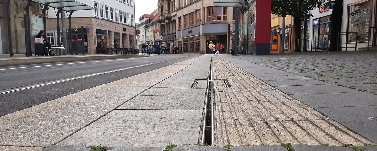 Übergang zum Bahnsteig, Straßenbahnhaltestelle am Fischmarkt in Erfurt