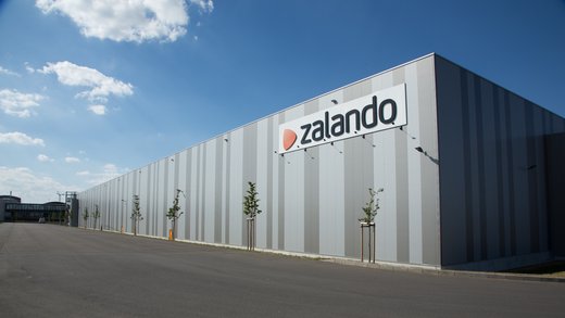 Zalando Logistikzentrum in Erfurt: Außenansicht einer Werkhalle auf dem Firmengelände mit Zalando -Logo bei sonnigem Wetter